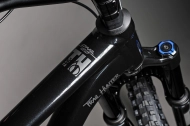 ONE-TWENTY TRAIL HUNTER EDITION-CZ Glossy Black(Silver) + triko TH zdarma