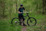 ONE-TWENTY TRAIL HUNTER EDITION-CZ Glossy Black(Silver) + triko TH zdarma
