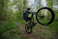 ONE-TWENTY TRAIL HUNTER EDITION-CZ Glossy Black(Silver) + triko TH zdarma